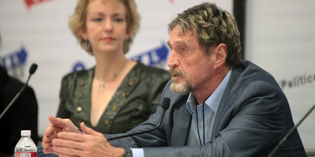 Est-il revenu de la mort? McAfee Twitter est utilisé pour promouvoir les jetons à partir de IA - La Crypto Monnaie