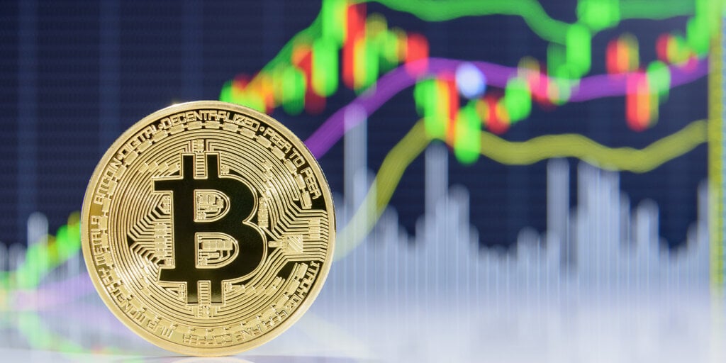 A Bitcoin árfolyama meghaladja a 71 000 dollárt, a felére csökken
