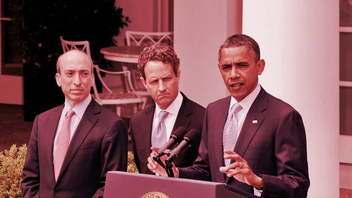 Gary Gensler, far left, next to Timothy Geithner and President Obama when he was Chairman of the CFTC. (Photo: Chuck Kennedy, The White House)
