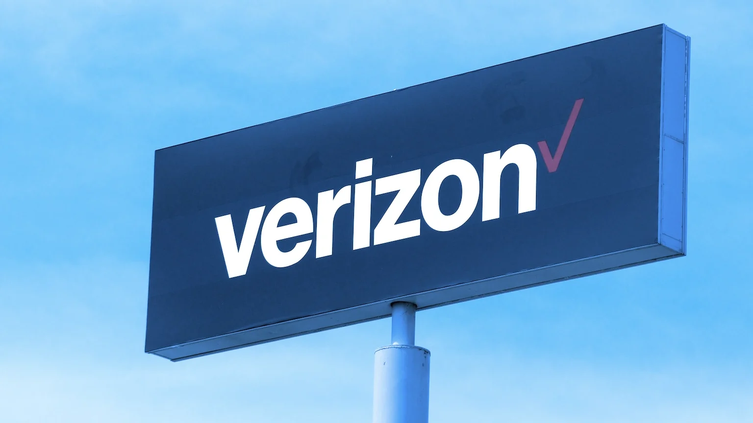 Verizon hops onboard the blockchain train. IMAGE: Shutterstock