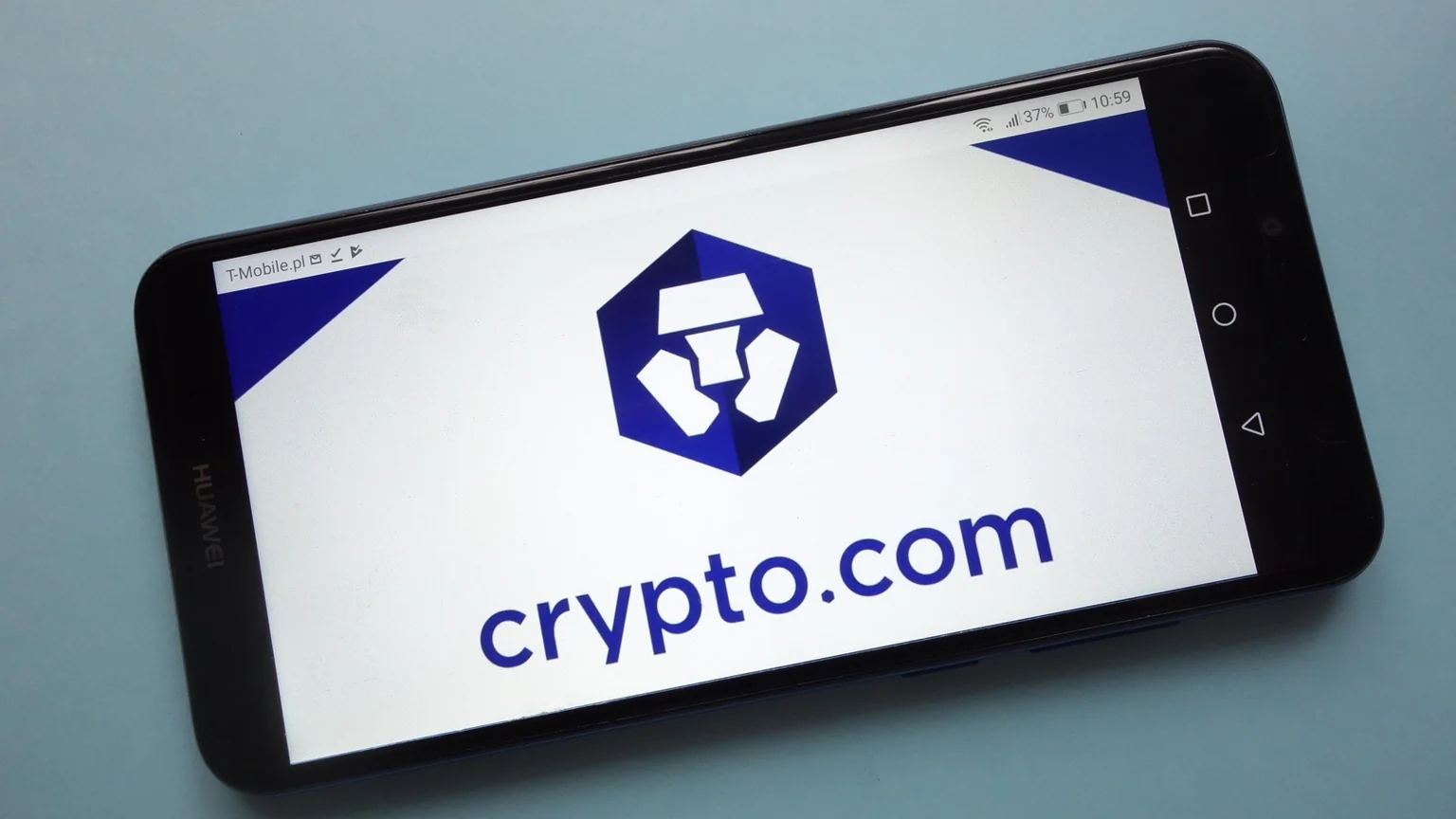El logotipo de la criptomoneda Crypto.com (MCO) aparece en el smartphone