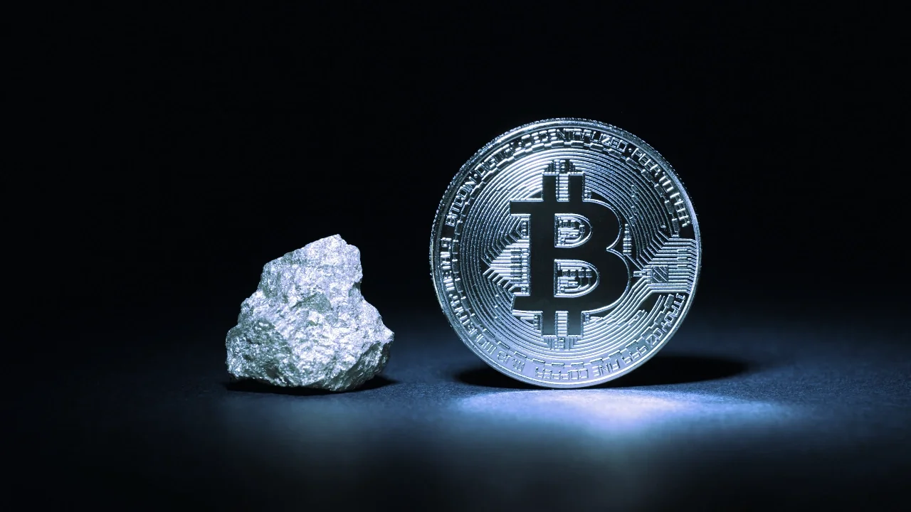 Bitcoin or gold? Image: Shutterstock