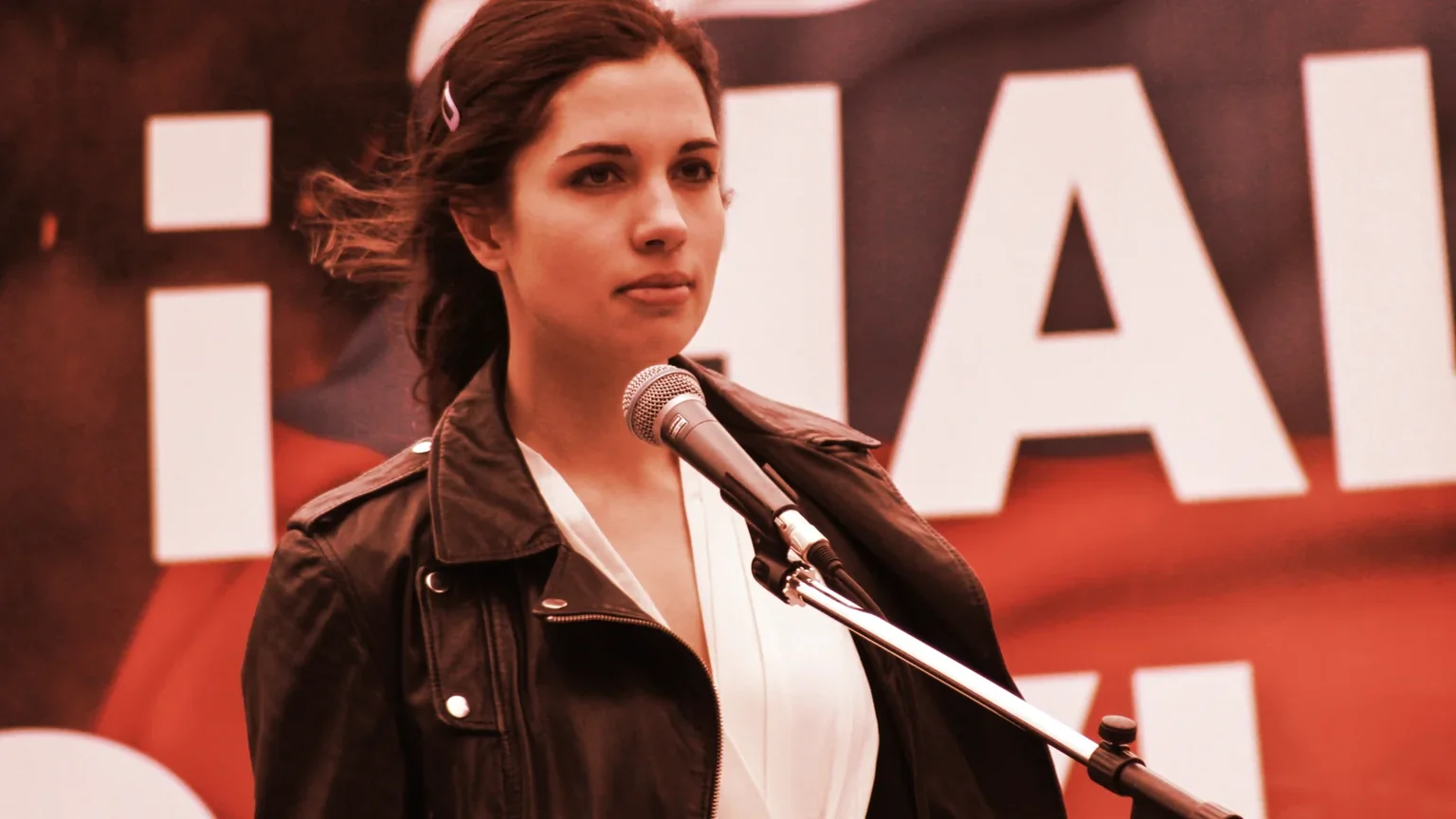 Nadya Tolokonnikova（Pussy Riot）在 2014 年支持乌克兰的和平游行中。 图片：Shutterstock