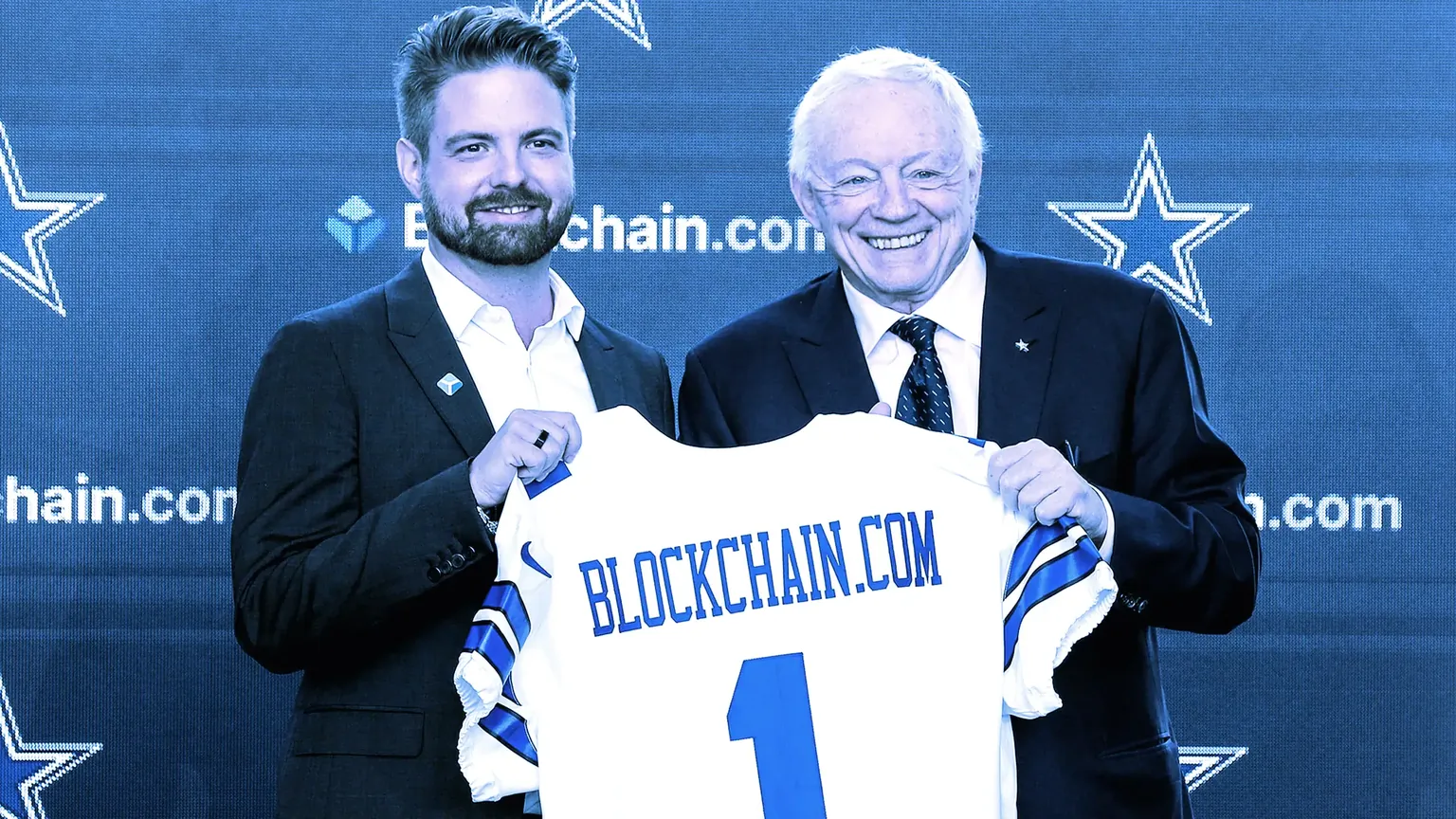 Blockchain.com CEO Peter Smith (left) and Dallas Cowboys owner Jerry Jones. Image: Dallas Cowboys
