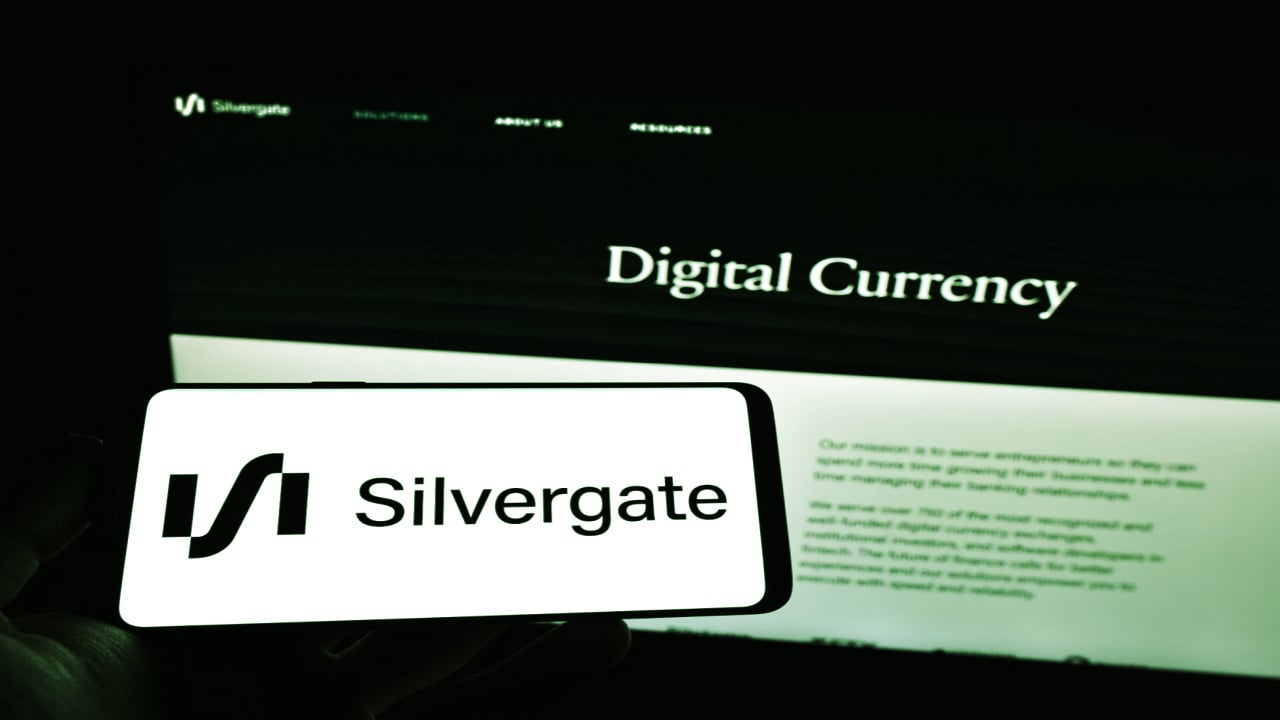 Silvergate Shares Plummet 20% Amid Bearish Q3 Performance, Stablecoin Delays