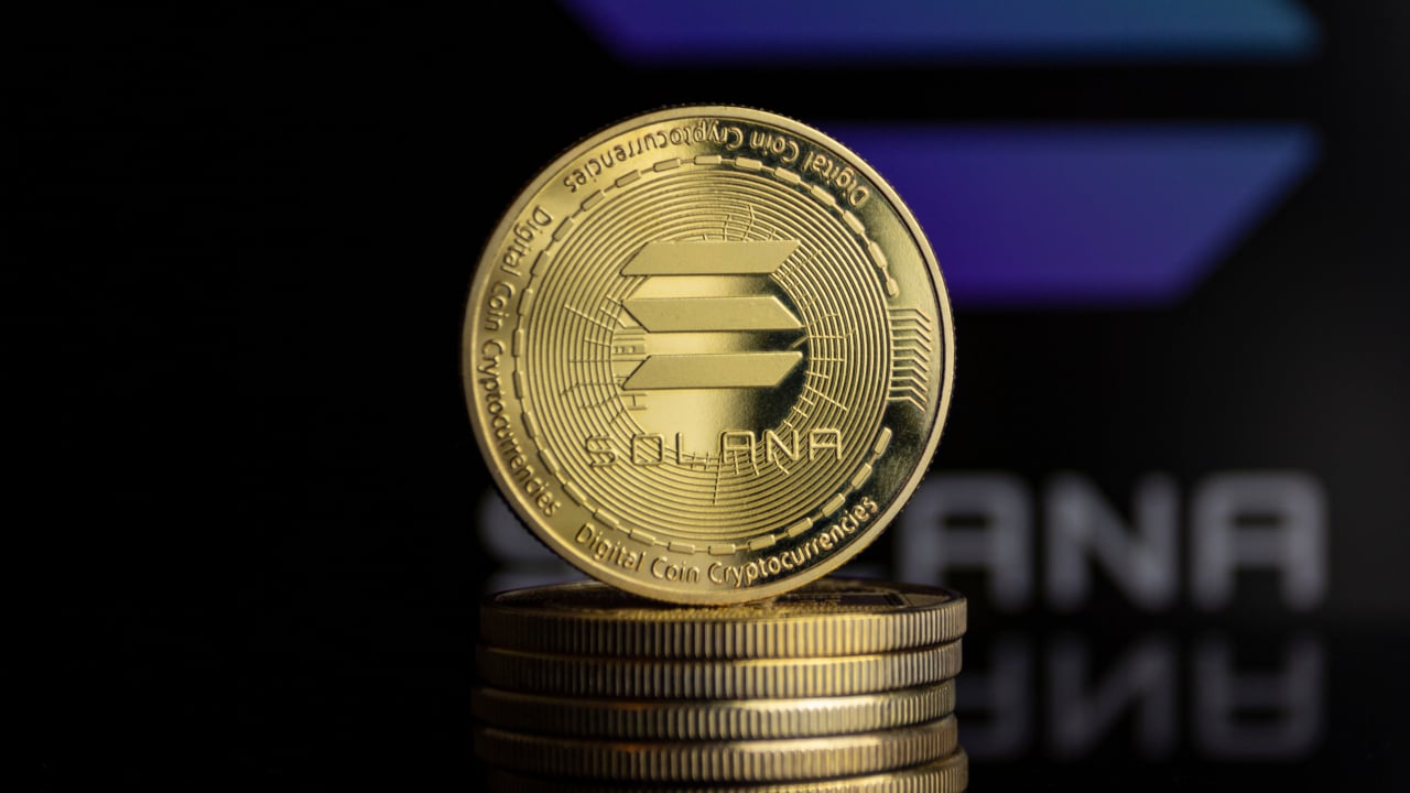 Solana Leads Crypto Market Rebound, Jumps 10% Overnight