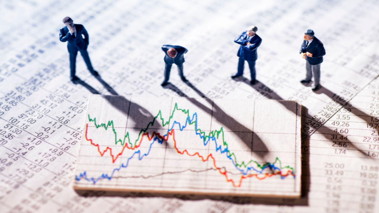 analysts-looking-at-chart-1-gID_7.jpg