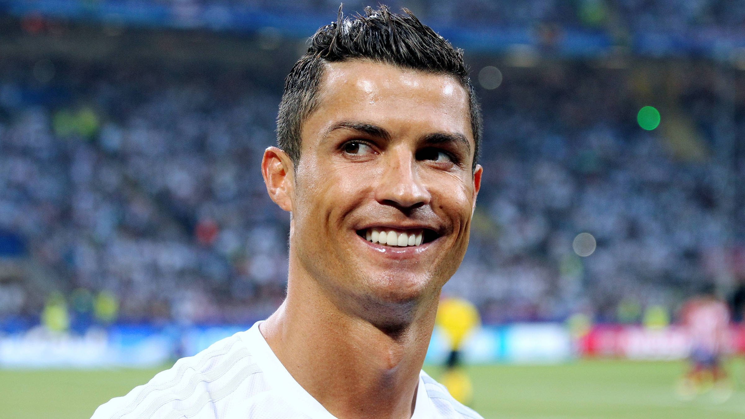 Cristiano Ronaldo of Man Utd poses with the UCL trophy back in 2007/08  season. Truly a legend! | Manchester united ronaldo, Ronaldo soccer, Ronaldo  soccer player