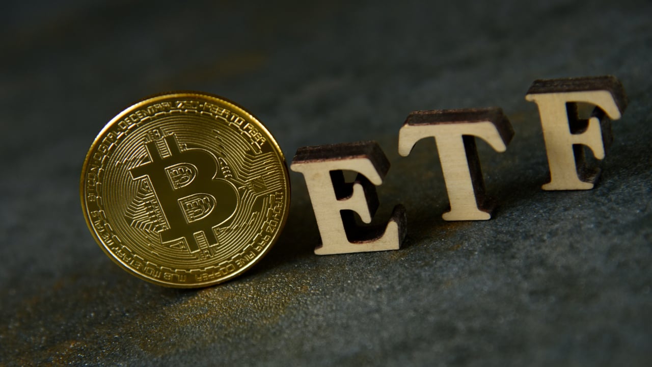 Bitcoin ETF Inflows Top $303 Million, Buoyed by Fidelity and GBTC