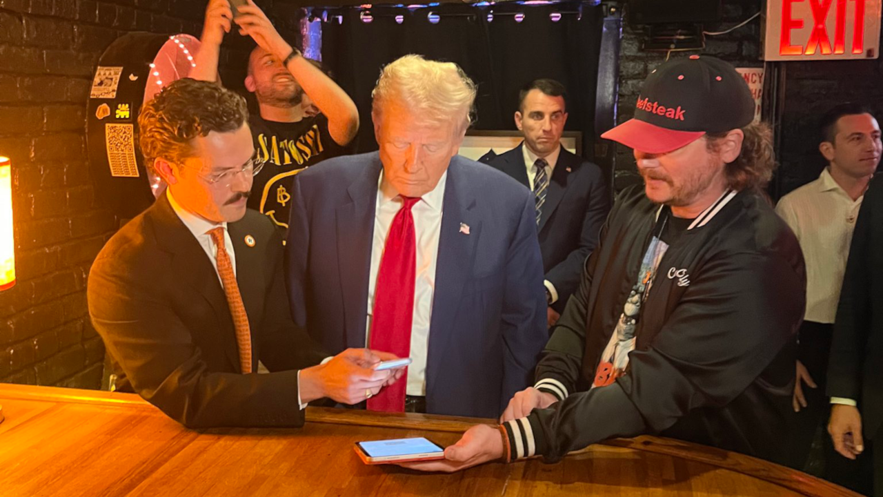 'Oh It Did Go Through!': Bitcoin Boosters Get Trump to Buy Burgers With BTC